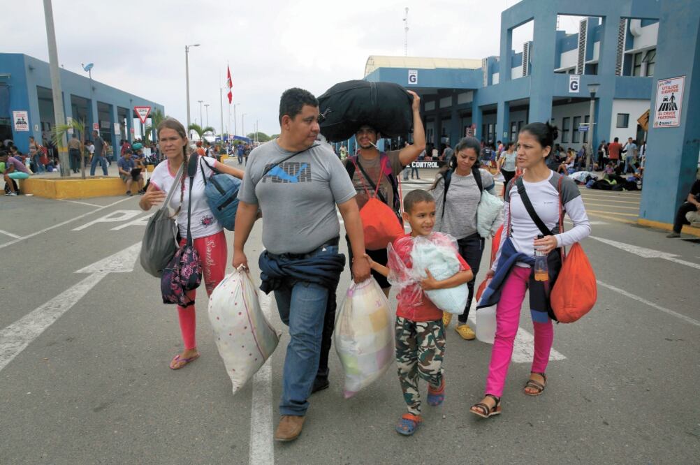 Inmigrantes venezolanos al llegar a un punto de control, en Tumbes, Perú. Foto/MARTÍN MEJÍA. AP