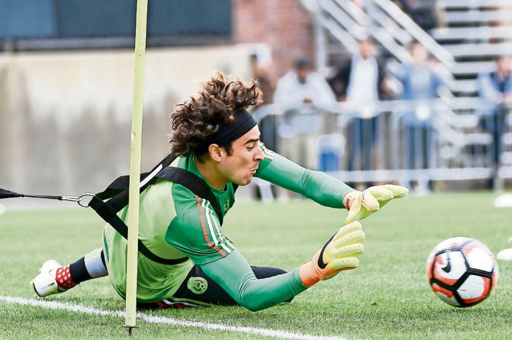 Guillermo Ochoa tuvo acción en el duelo amistoso contra Paraguay, en el que el Tricolor se fue sin gol en contra (ETZEL ESPINOSA. IMAGO7)