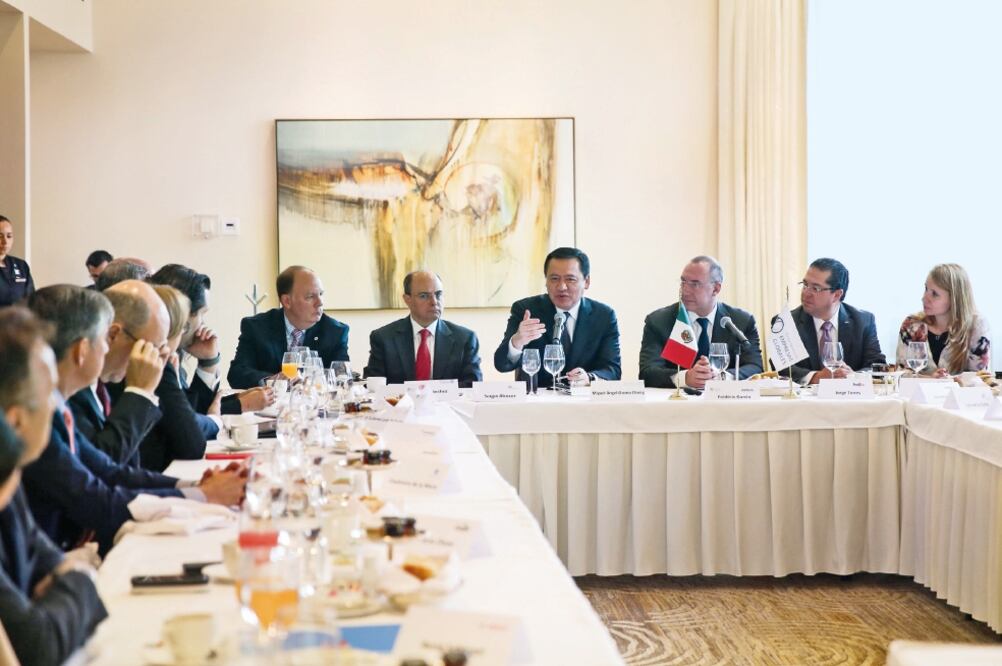 El secretario de Gobernación, Miguel Ángel Osorio Chong, se reunió con directivos de empresas transnacionacionales que operan en el país (SEGOB. NOTIMEX)