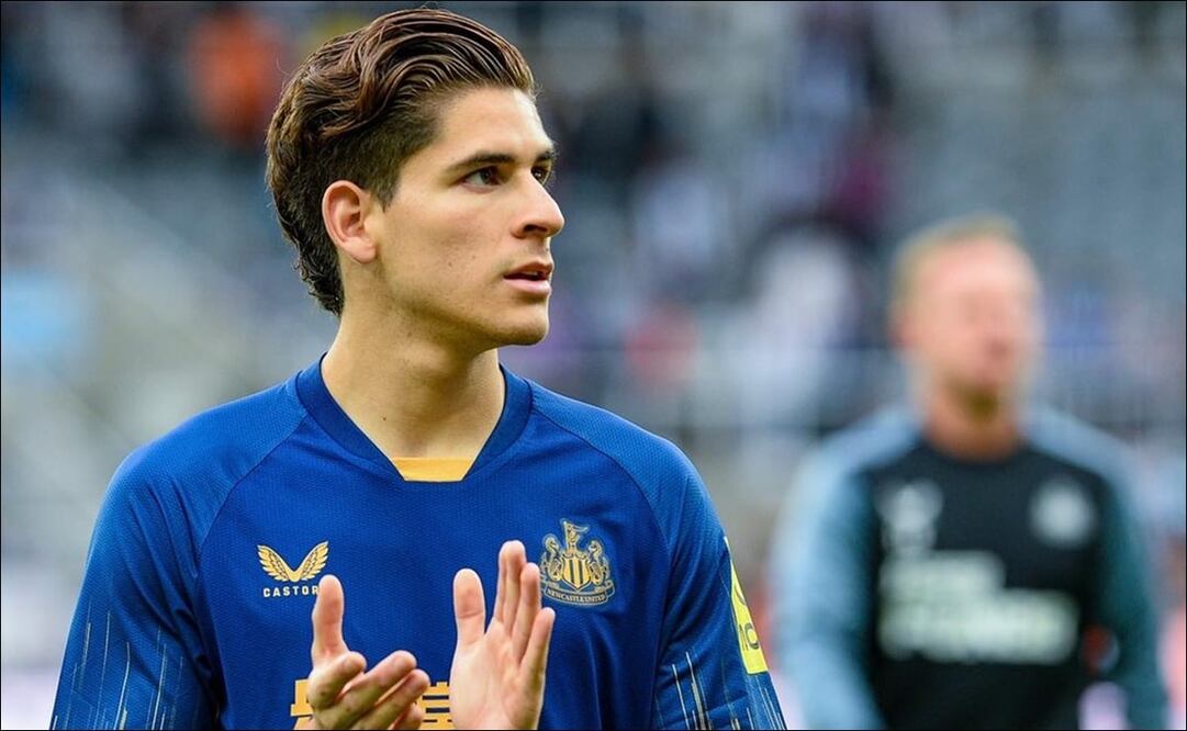 El centrodelantero no pudo debutar en la Premier League. @santi_mr10