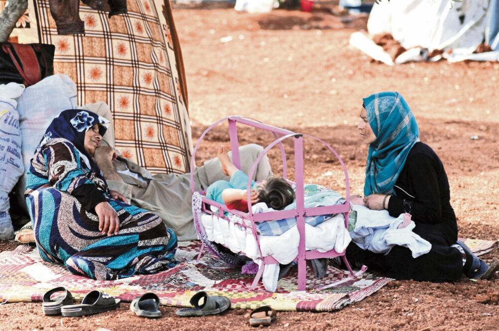 Desplazadas sirias descansan en la localidad de Atmeh, en la provincia de Idlib. / KHALIL ASHAWI. REUTERS