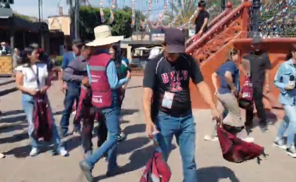 Los guías lanzaron sus chalecos frente a la presidencia municipal al tiempo que denunciaron los cobros excesivos y las multas que el edil les imponía sin razón.
Foto: Captura de pantalla/ Especial.
