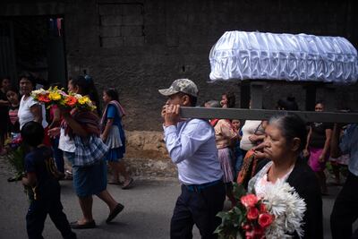 Guatemala despide a la víctima más joven del volcán de Fuego: un bebé de 9 meses