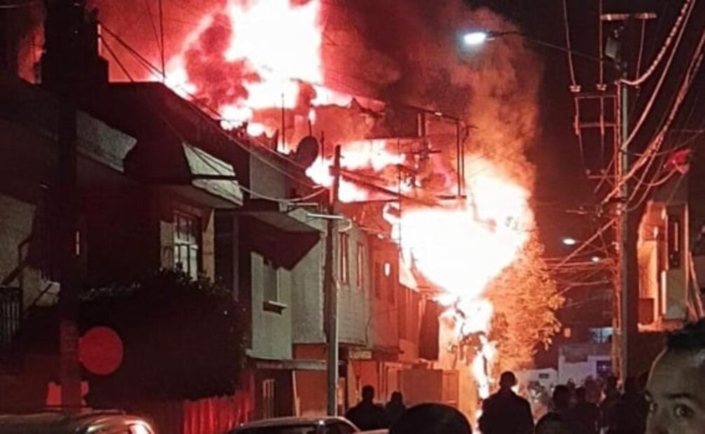 Incendio consume edificio en Tlalnepantla