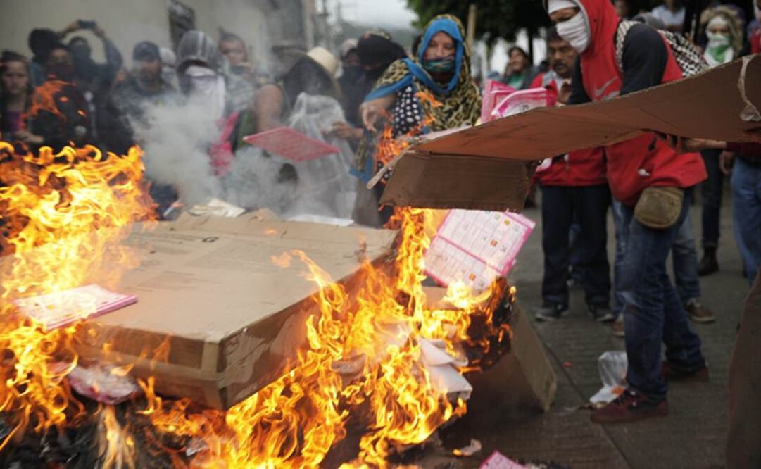 Frente al palacio municipal colocaron el material y le prendieron fuego. FOTO: EFE
