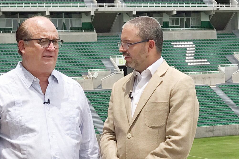 El subdirector de Deportes de EL UNIVERSAL, con el mandatario (ESPECIAL. EL UNIVERSAL)