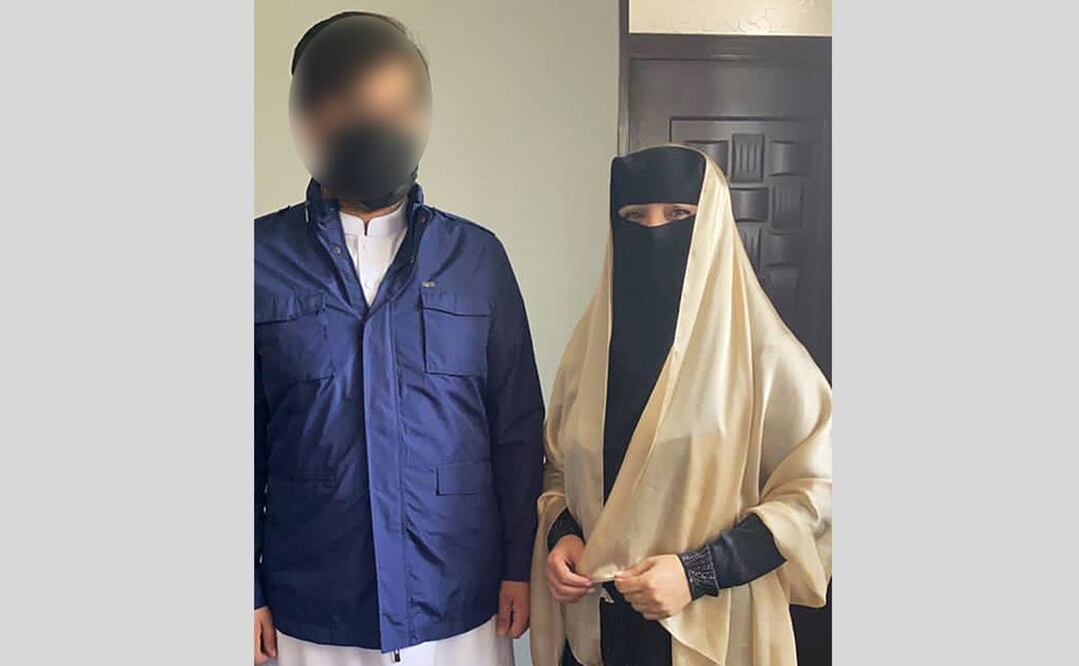 Shukria Barakzai y su esposo se cubrieron las caras antes de marchar al aeropuerto. Foto: Shukria Barakzai