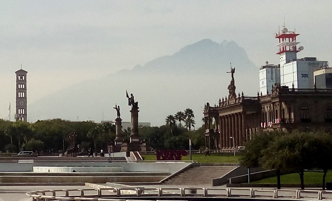 Panóramica desde el centro de la ciudad de Monterrey hacia el poniente, donde se ubica Santa Catarina, en noviembre de 2016. (Foto: Archivo /EL UNIVERSAL)