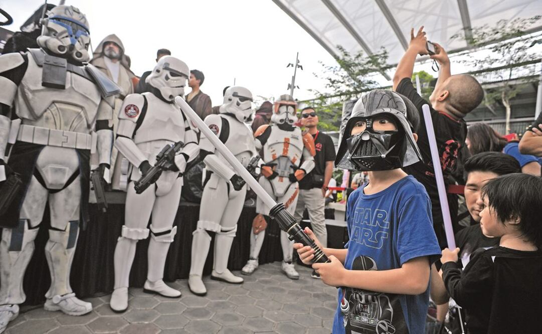 Residentes participan en las celebraciones de "Star Wars Day", en el Centro Deportivo de Singapur. FOTO: Xinhua