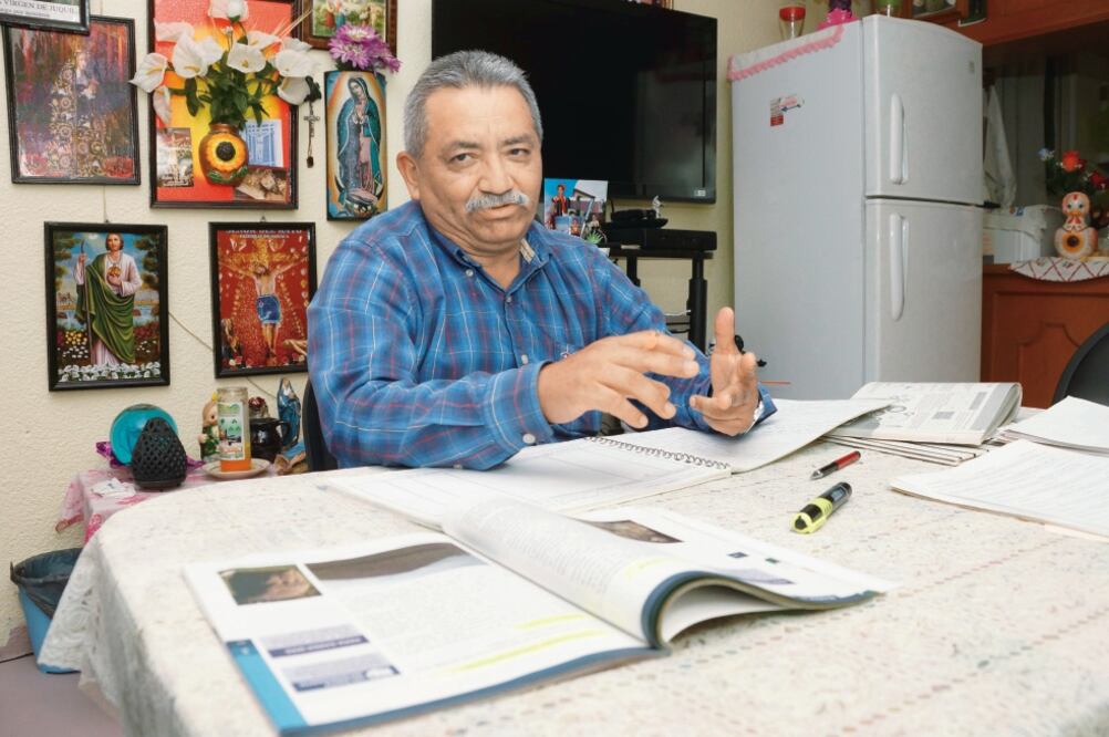 Esta es la tercera vez que el profesor Estrada se enfrenta a la CNTE; actualment e asegura tener esperanza de encontrar otra escuela para ejercer su profesión (EDWIN HERNÁNDEZ. EL UNIVERSAL)