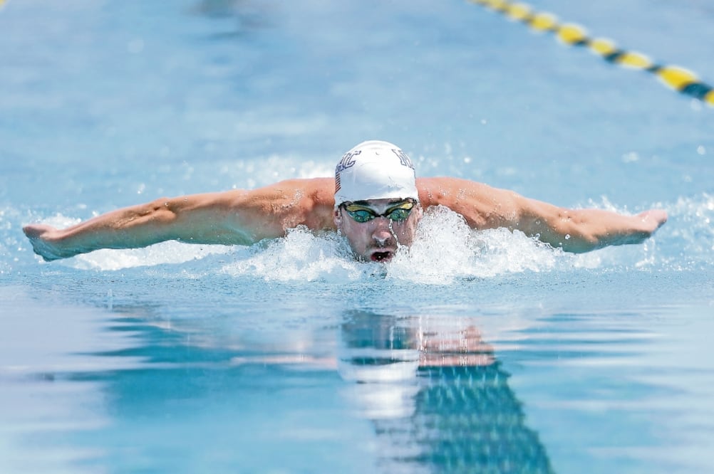 El campeón de natación utilizó un traje de neopreno con una gran aleta (JOE CAMPOREALE. USA TODAY SPORTS)