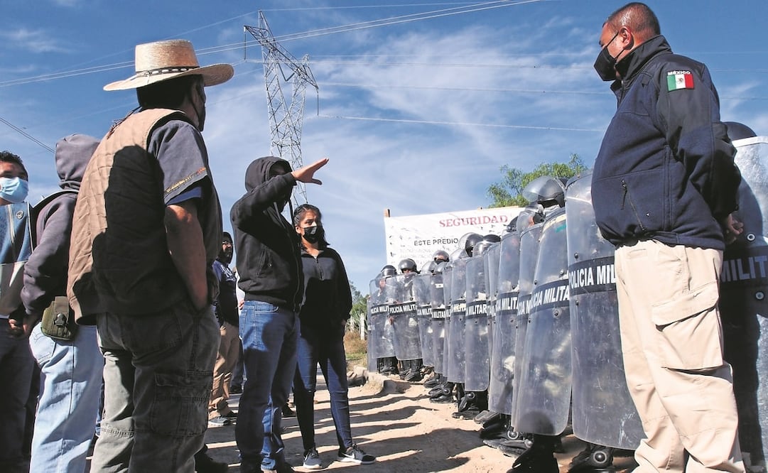 Medio centenar de vecinos del oriente del Estado de México trataron de frenar las obras de un cuartel de la Guardia Nacional y fueron encarados por unos 20 elementos con escudos y macanas. Foto: Carlos Carabaña. El Universal