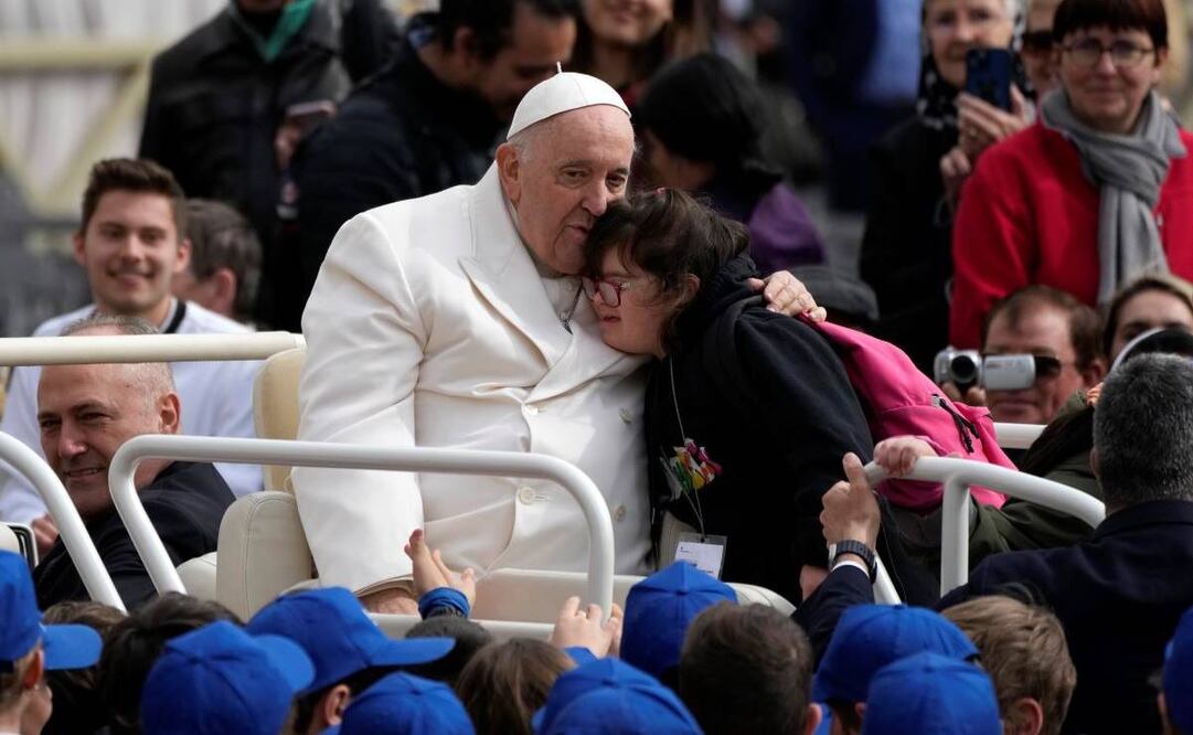 El papa Francisco abraza a una niña tras su audiencia general en la Plaza de San Pedro, antes de ser internado. Foto: AP