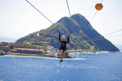 Así es la Farolesa, la tirolesa sobre el mar en Mazatlán