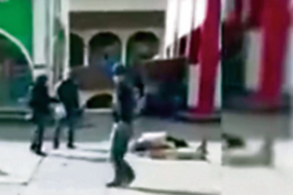 En un video difundido en YouTube se observa cómo continúan disparándole al cuerpo del alcalde (TOMADA DE YOUTUBE)