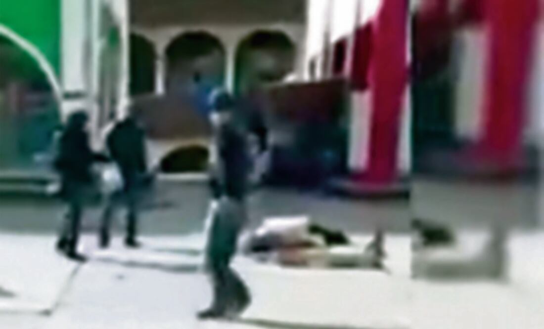 En un video difundido en YouTube se observa cómo continúan disparándole al cuerpo del alcalde (TOMADA DE YOUTUBE)