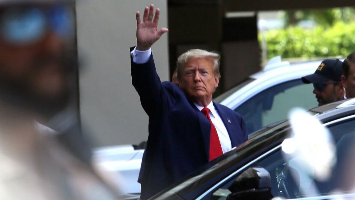 El exmandatario tiene que comparecer ante la jueza Moxila Upadhyaya en el tribunal federal del Distrito de Columbia, donde se ubica Washington, para la lectura de los cargos.