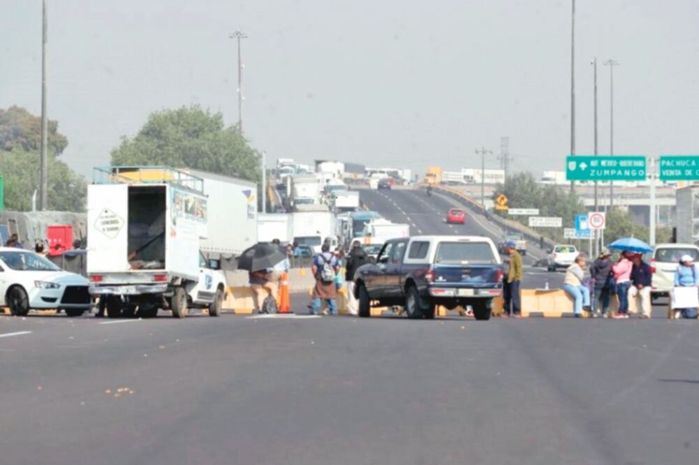 El 21 de marzo vecinos de 17 colonias de Ecatepec se apostaron en la caseta de cobro de Las Américas para protestar por el incumplimiento de acuerdos de la concesionaria del CEM. Foto: 