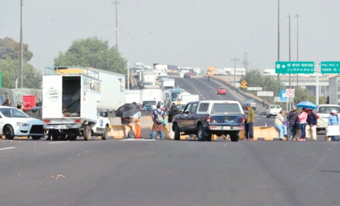 El 21 de marzo vecinos de 17 colonias de Ecatepec se apostaron en la caseta de cobro de Las Américas para protestar por el incumplimiento de acuerdos de la concesionaria del CEM. Foto:
