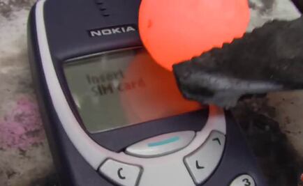 ¿Qué le pasa a un teléfono cuando le cae metal ardiendo?