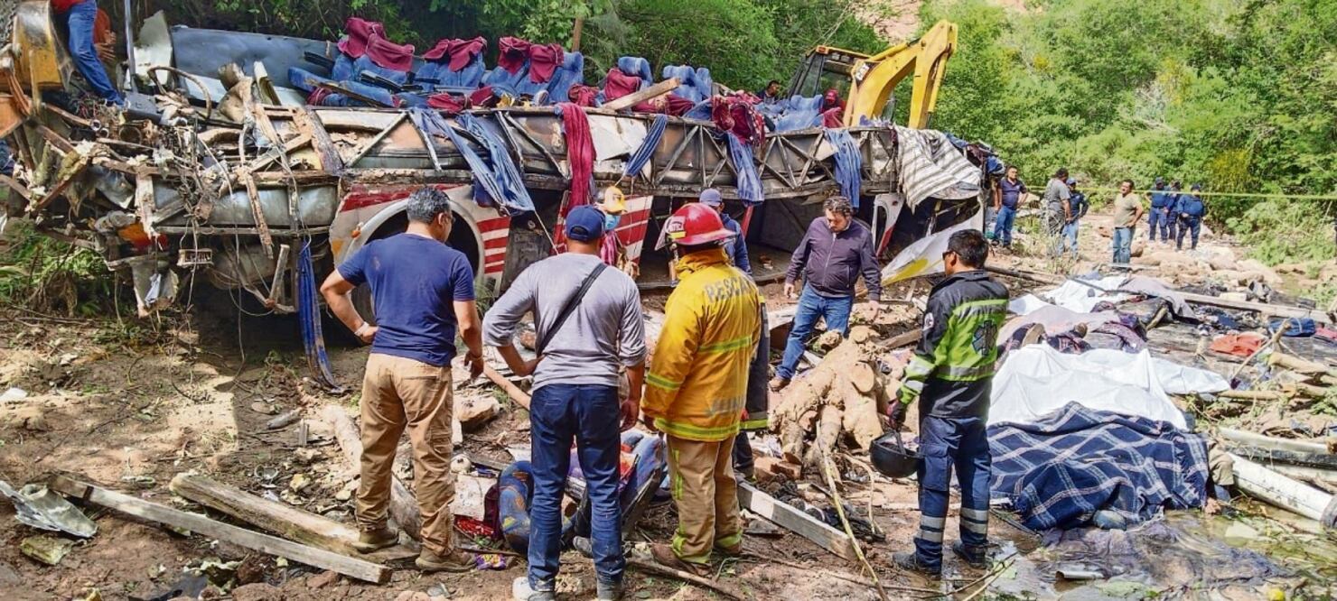Un autobús de pasajeros se desbarrancó en Magdalena Peñasco, en la región Mixteca. Autoridades estatales informaron que por el peso del autobús era difícil sacar a las personas lesionadas; se tuvo que usar maquinaria para levantar el vehículo y ciudadanos de la localidad anclaron algunas cuerdas. Foto: Especial