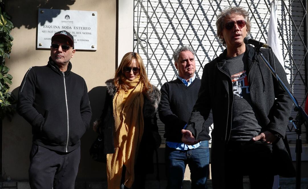 En la develación estuvieron Zeta Bosio, Charly Alberti y Laura Cerati, en representación de su hermano Gustavo Cerati. Foto: EFE/David Fernández