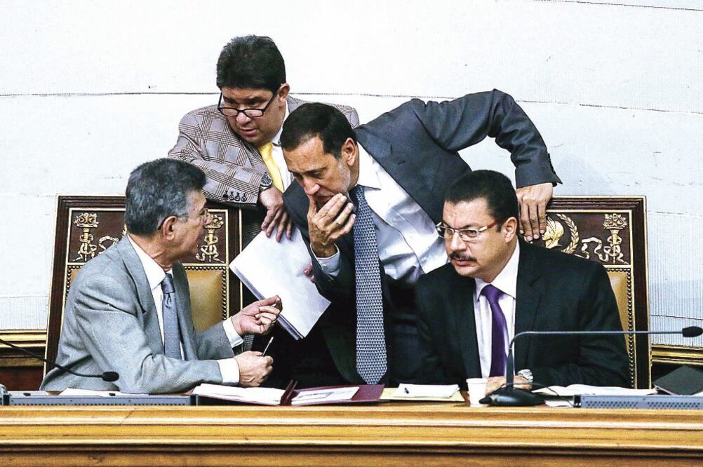 Diputados entregan al presidente de la Asamblea Nacional, Henry Ramos Allup, los resultados de un informe sobre el decreto de emergencia del gobierno, en Caracas (CRISTIAN HERNÁNDEZ. XINHUA)
