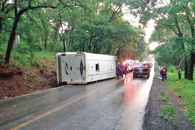 Vuelca camión en Nicolás Romero; hay 10 lesionados
