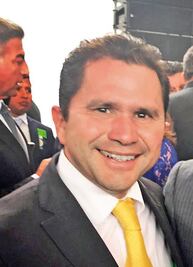 Precandidato pinta su raya de Ivonne Ortega