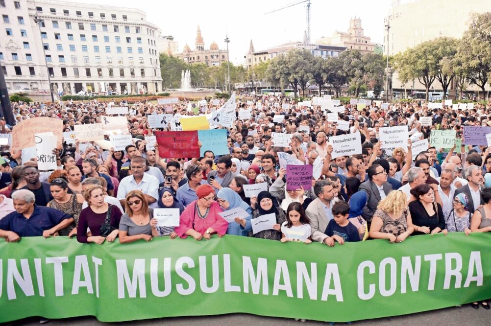 Gritó “Dios es grande” antes de que le dispararan bImán murió en incendio del miércoles, confirman (JAVIER SORIANO. AFP)