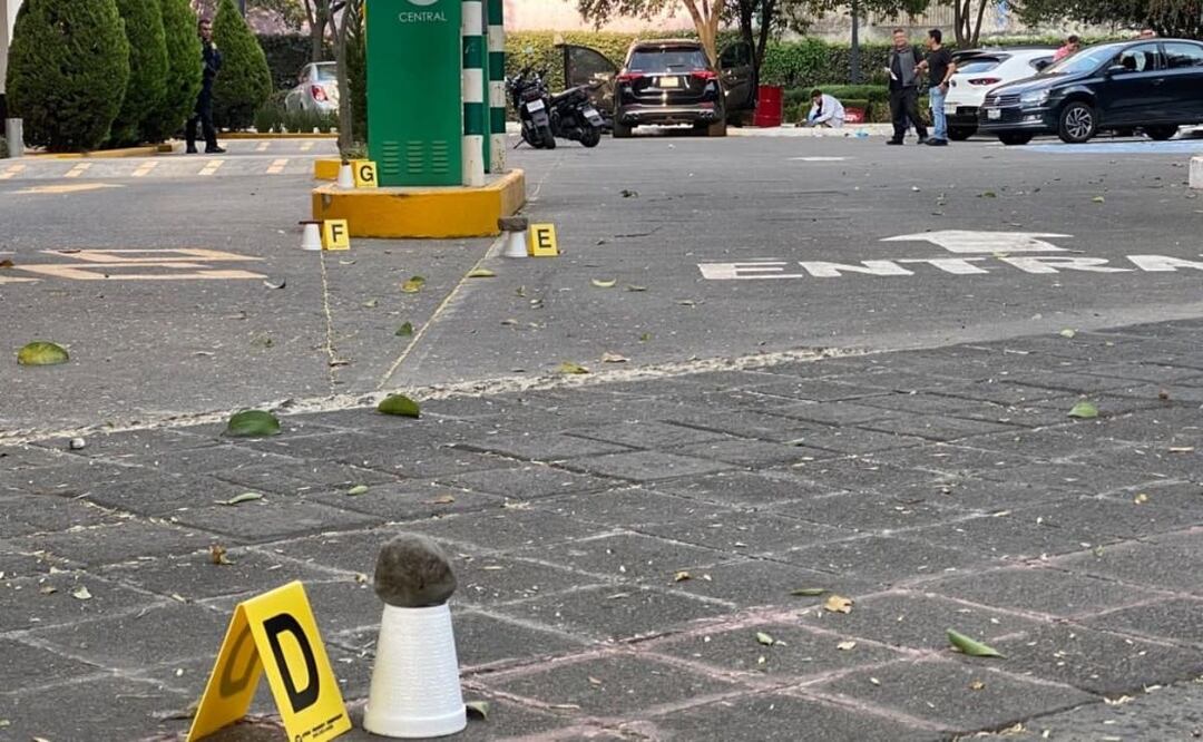 Se registró una balacera en la entrada del estacionamiento de Mcdonals de Dinamarca y Roma en la colonia Juárez. Foto: Valente Rosas. EL UNIVERSAL