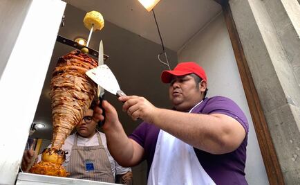 “Volar la piña” y voltear el trompo de pastor: la pasión de un taquero