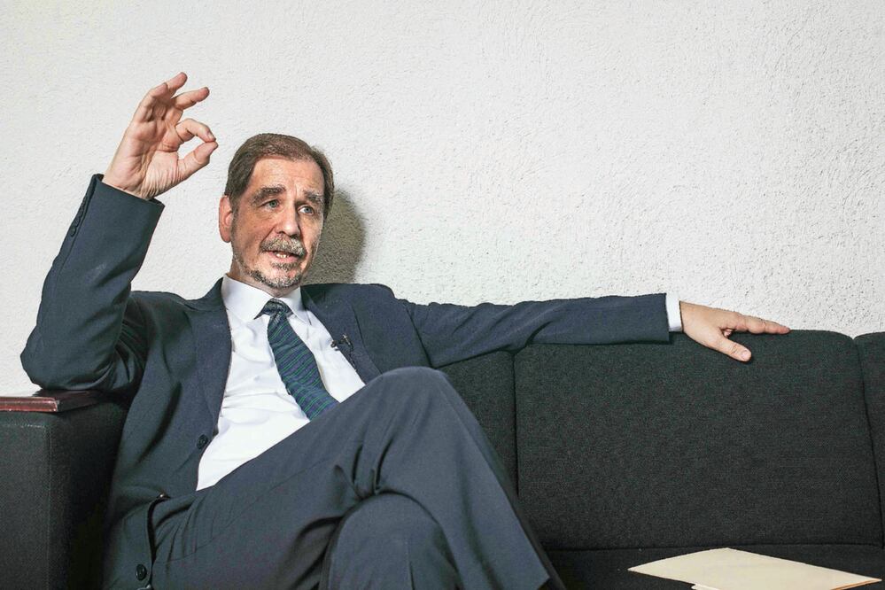 El líder del PRD, Agustín Basave, está en contra de una reforma para frenar el uso de tiempos oficiales en radio y tv; “es una propuesta con dedicatoria”, dice (ARCHIVO EL UNIVERSAL)