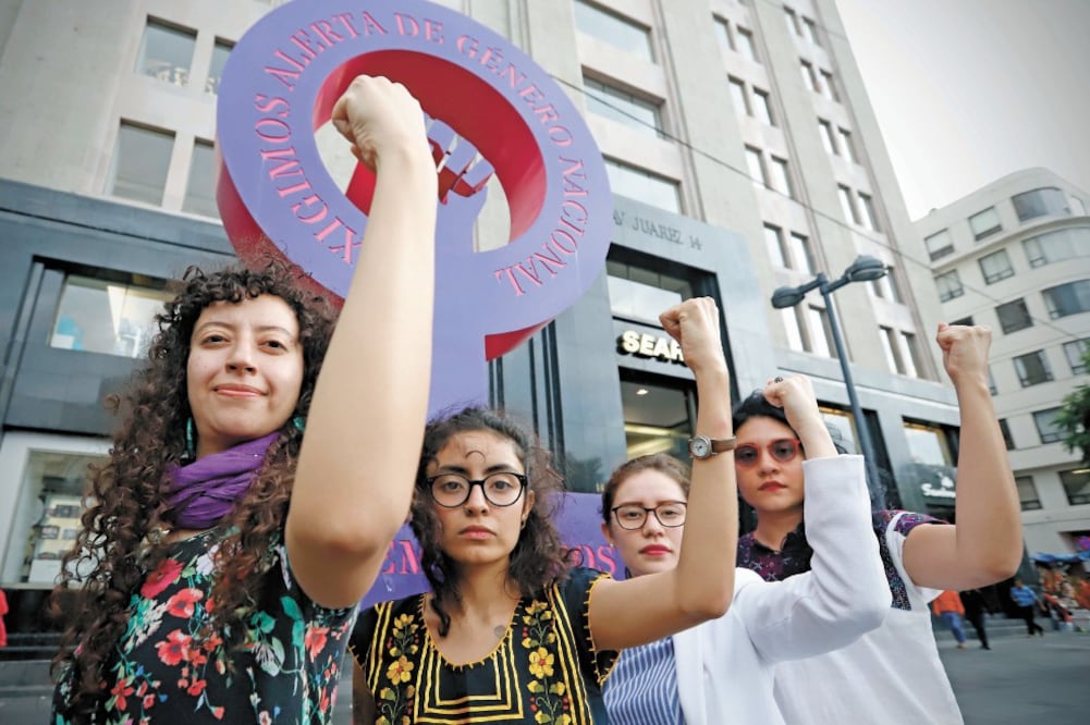 Frente al Antimonumento de Feminicidios, integrantes de la Red de Mujeres Políticamente Incorrectas explican que quienes cometieron actos vandálicos durante la protesta del viernes fueron grupos que se infiltraron. Foto/BERENICE FREGOSO. EL UNIVERSAL