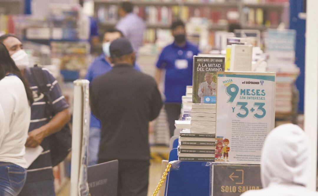 En las estanterías de algunas librerías ya se puede encontrar el nuevo libro del presidente Andrés Manuel López Obrador. Foto: CARLOS MEJÍA. EL UNIVERSAL
