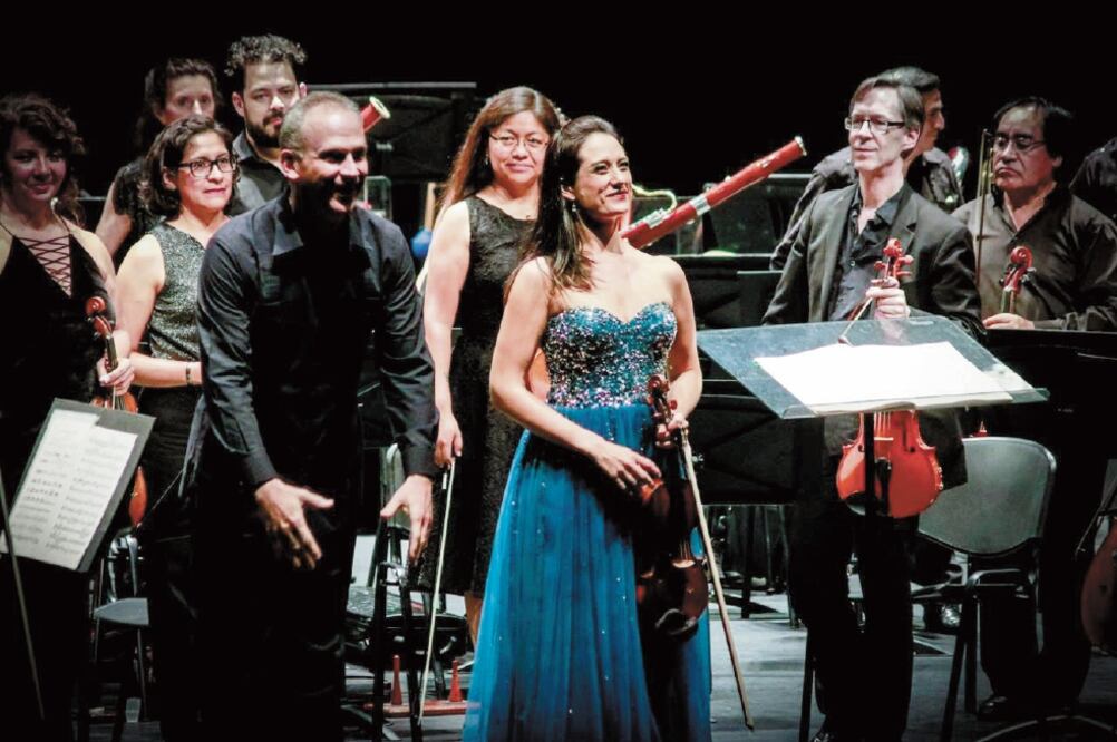 La violinista Shari Mason, acompañada de la Orquesta Sinfónica Nacional, congregó a cientos de personas en el Centro Cultural Teopanzolco. Foto/ESPECIAL