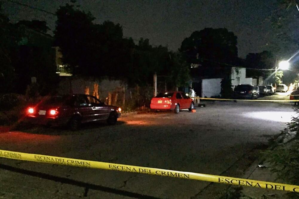 El multihomicidio ocurrió sobre la calle Primera Poniente, en el centro de Puerto Escondido. En el lugar fallecieron cuatro hombres, tres más murieron cuando recibían los primeros auxilios y uno más en el Hospital Civil de Puerto Escondido (ESPECIAL)