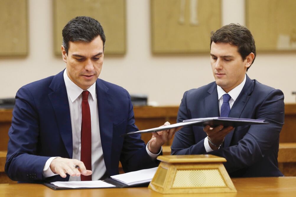 El secretario general del PSOE, Pedro Sánchez (izq.), y el presidente de Ciud ad a n o s, Albert Rivera, durante la firma del acuerdo de investidura, en Madrid (CHEMA MOYA. EFE)