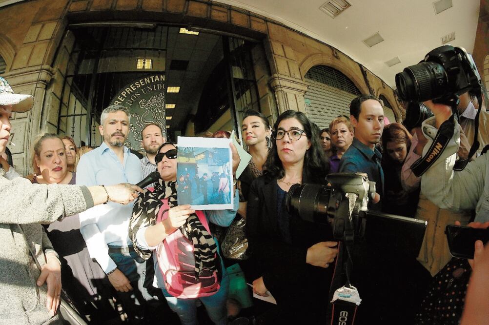 Sexoservidoras se manifestaron ayer por la mañana en las oficinas del Congreso local, en el Zócalo, por las reformas a la Ley de Cultura Cívica que, aseguran, criminaliza el trabajo sexual en la Ciudad de México. Foto: ESPECIAL