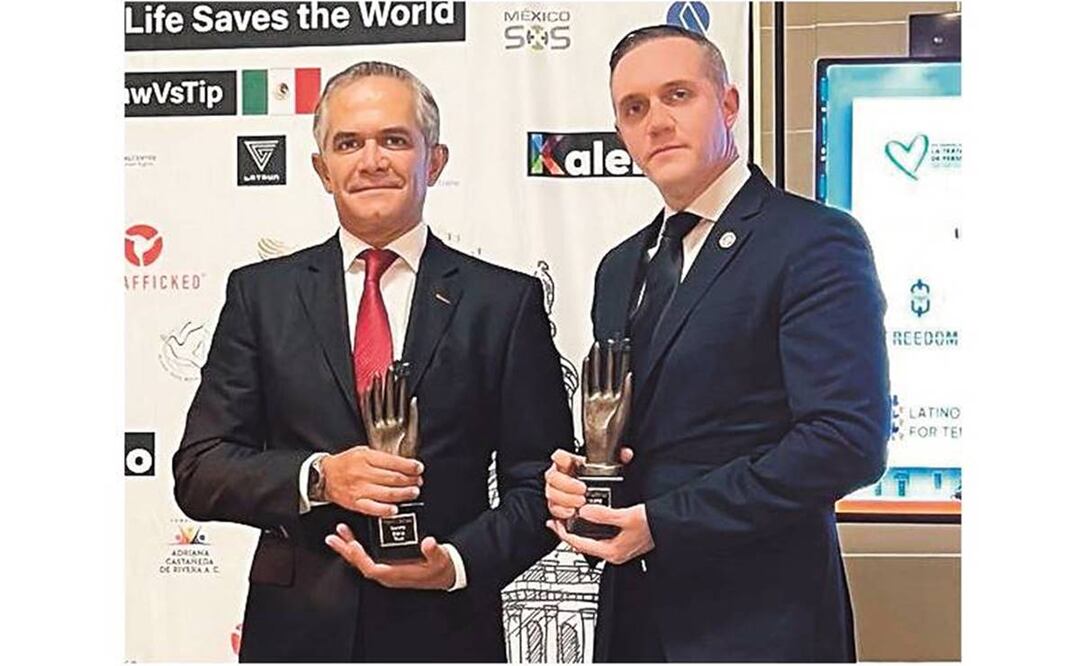 Junto con el senador Miguel Ángel Mancera, el edil de Cuajimalpa, Adrián Rubalcava, recibió la distinción en la Cumbre Internacional. Foto: Especial.