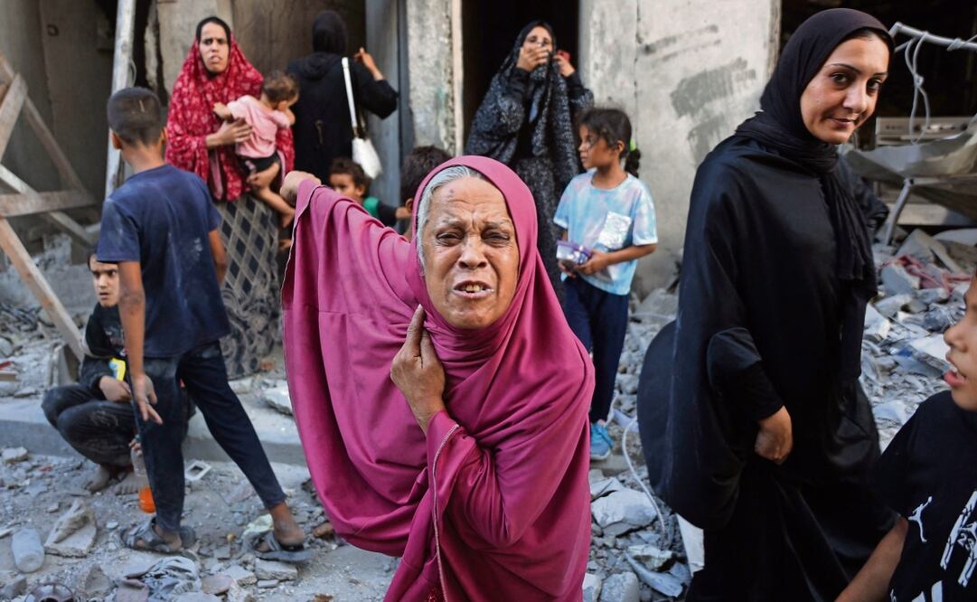 Una palestina denuncia los daños provocados por un bombardeo israelí en el barrio de Sehikh Radwan, en Ciudad de Gaza, ayer. Foto: Omar Al-Qattaa | AFP