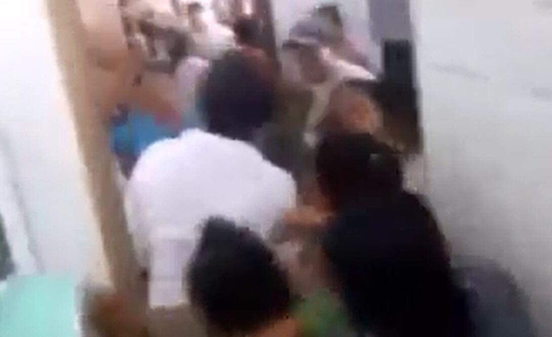 La funcionaria fue liberada luego de firmar un acuerdo con los inconformes para atender sus demandas (Foto: tomada de video)