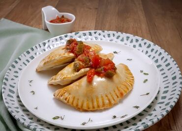 Prepara mini empanadas de requesón con vegetales