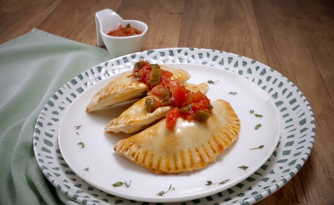 Prepara mini empanadas de requesón con vegetales