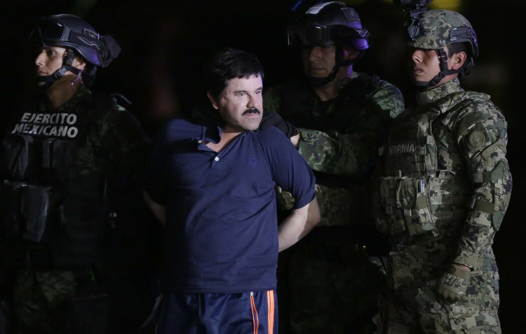 Presentación de Joaquín 'El Chapo' Guzmán en el hangar de la Secretaría de Marina en el AICM (LUIS CORTÉS. EL UNIVERSAL)