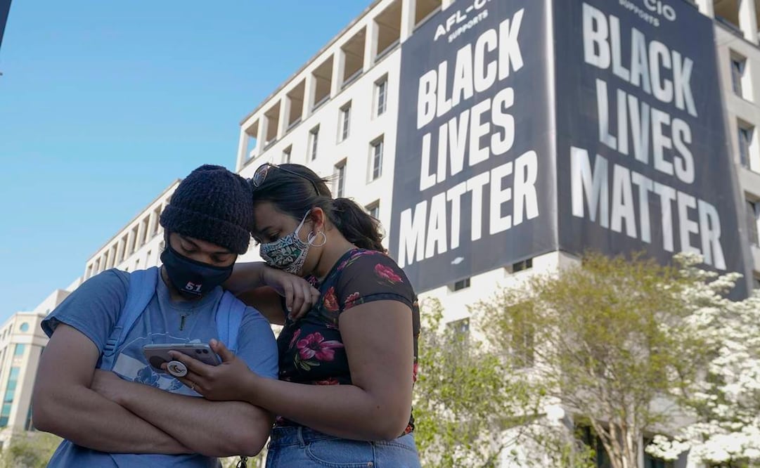 Entre lágrimas y gritos, estadounidenses celebraron el fallo del jurado que declaró culpable al exoficial Derek Chauvin del asesinato del afroamericano George Floyd, quien murió asfixiado. Foto: Alex Brandon/ AP.
