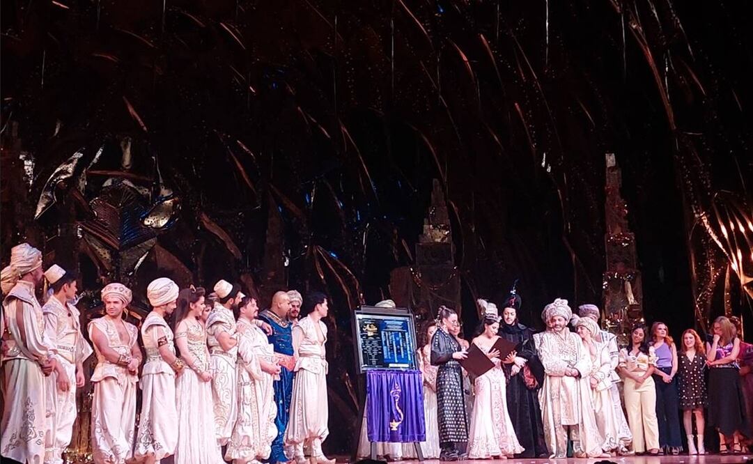 "Aladdín" devela placa. Foto: Sughey.