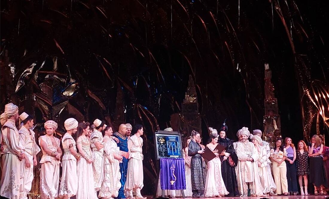 "Aladdín" devela placa. Foto: Sughey.