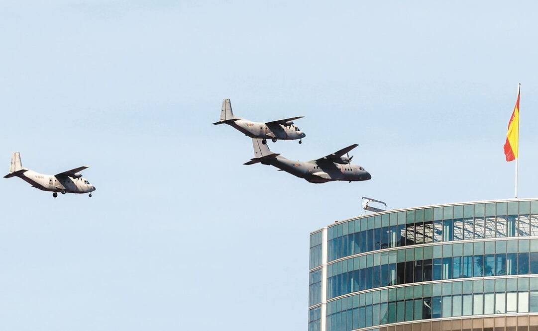 Dos CN-235 (derecha y centro) y un Aviocar 212 del ejército del aire español sobrevuelan el paseo de la Castellana en Madrid durante los preparativos del desfiledel Día de la Hispanidad. Foto: Ángel Díaz. EFE