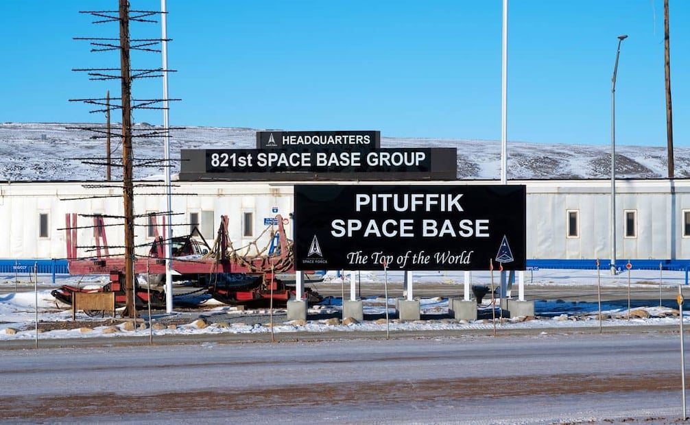 Base Espacial Pituffik, antes Base Aérea Thule, en Groenlandia. Con el fin de reconocer los sacrificios de la comunidad inuit, se renombró la base a Pituffik. Foto: Wikimedia Commons.
